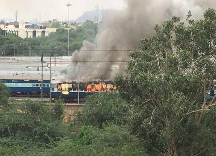 anand-vihar, Delhi, violence