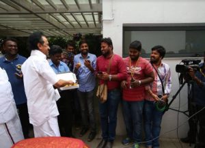 2ஜி வழக்கு தீர்ப்பு: இனிப்புகள் வழங்கும் ஸ்டாலின்