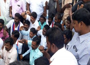 திருமாவளவன் தலைமையில் நடைபெற்ற சாலை மறியல்