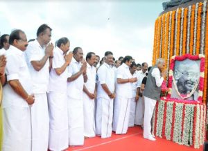 மகாத்மா காந்தி படத்திற்கு மரியாதை செலுத்தும் ஆளுநர் பன்வாரிலால்