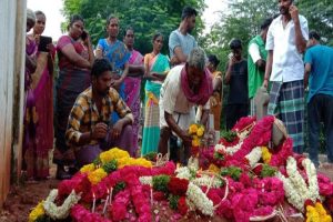 Sujith Homage : சுஜித் கல்லறையில் அஞ்சலி செலுத்தும் கிராம மக்கள்